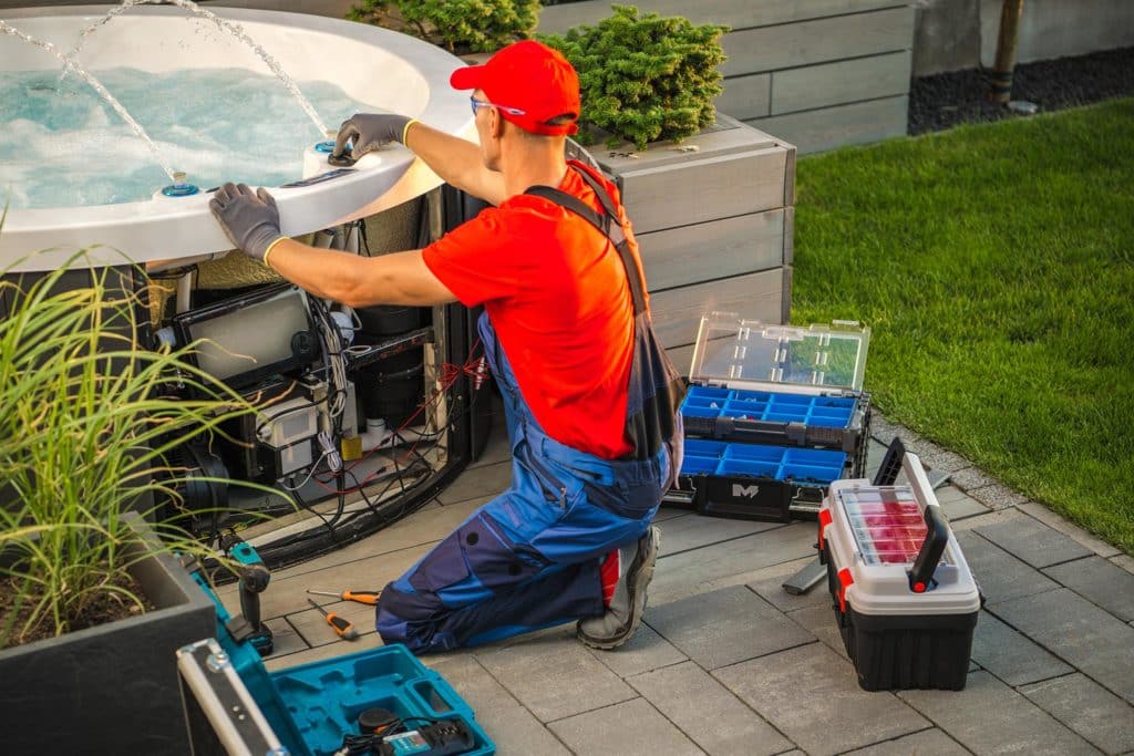 technicien installant un spa